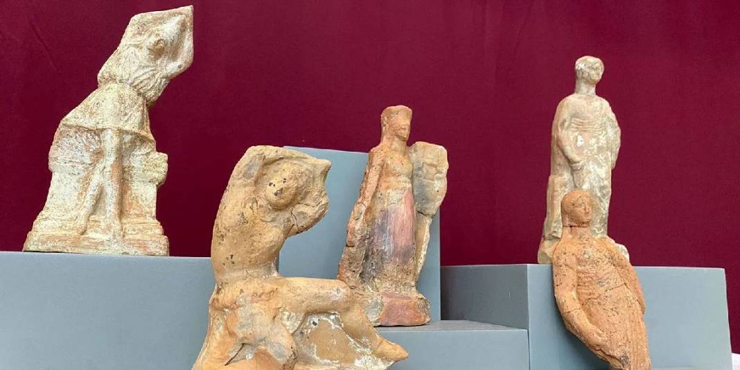 Yer Türkiye: Kazıyıcılar çocuk mezarının içinden onlarca defineyi elleriyle çıkardı! Tam 2.700 yıllık… 9